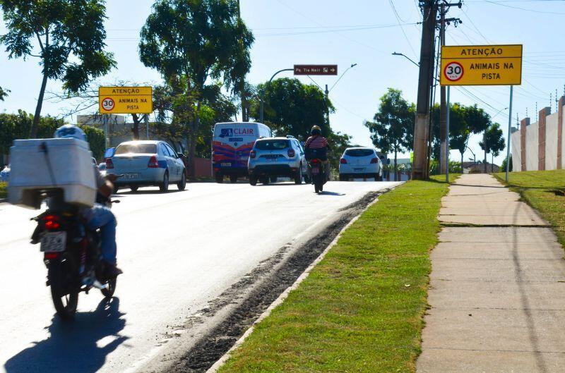 prefeitura implanta placas orientativas para motoristas que transitam nas proximidades dos parques 